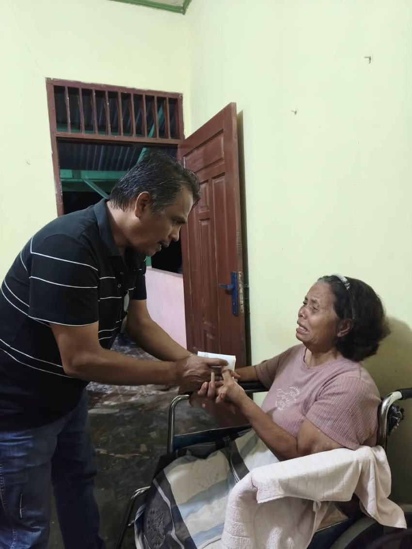 Maruli Siahaan Hadirkan Kepedulian, Jenguk Anggota PPSD Sektor-50 Patumbak Sakit Menahun