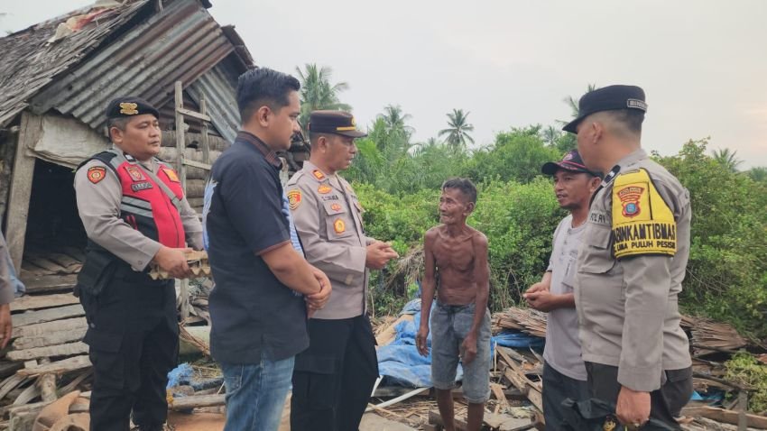 Peduli Warga Terdampak Angin Kencang, Polsek Lima Puluh Salurkan Bantuan Sembako