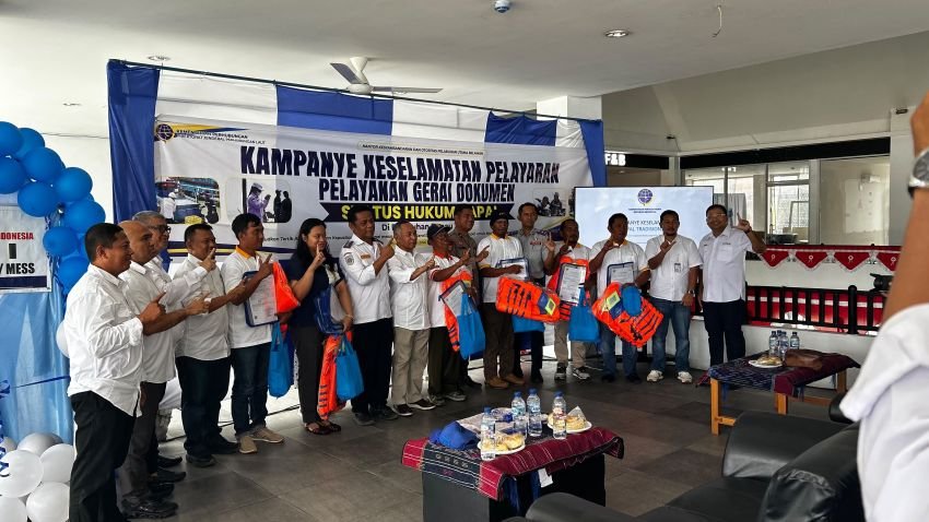 Keselamatan Pelayaran Danau Toba Jadi Perhatian, KSOP Belawan Serahkan Buku Pelaut