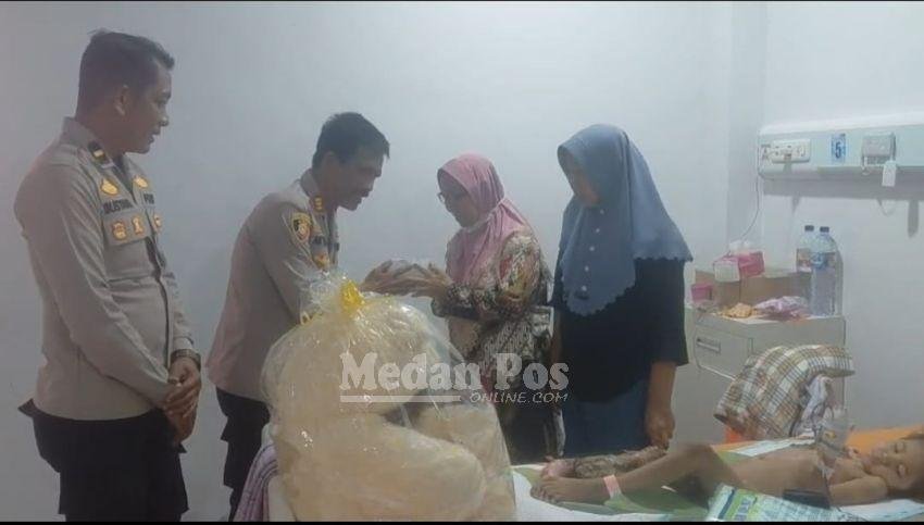 Peduli Kondisi Kayla, Kapolsek Medang Deras Datangi RSU Bidadari