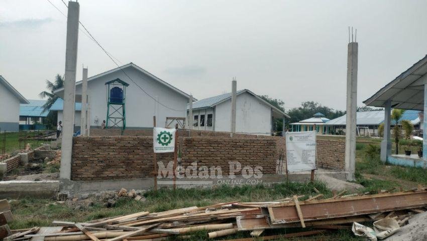 Pembangunan Ruang Kelas SMK Negeri 1 Medang Deras Disorot, Pekerja Akui Gunakan Air Parit