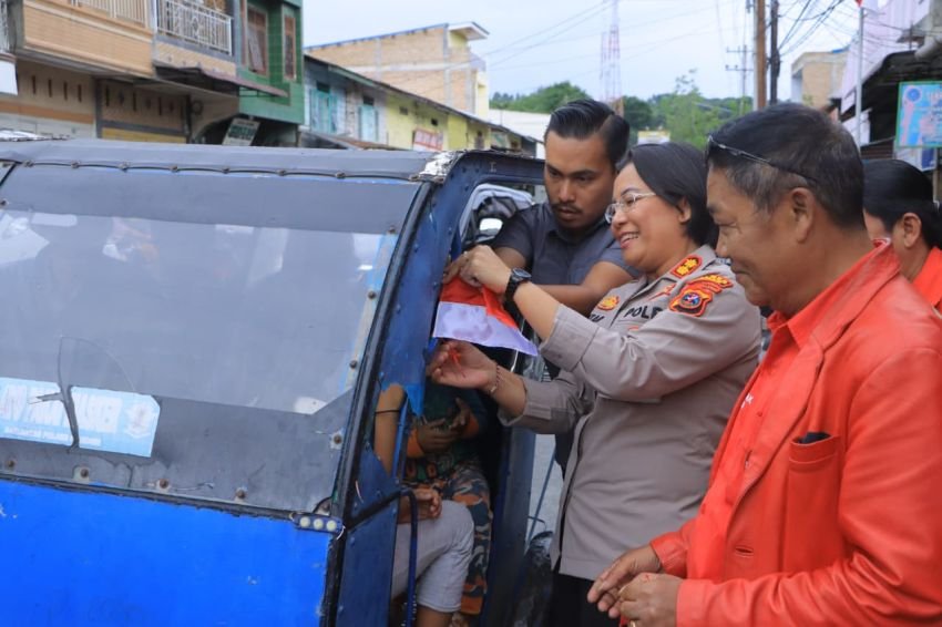 Polres Samosir Semarakkan HUT RI ke-81, 300 Bendera Dipasang di Kendaraan Warga