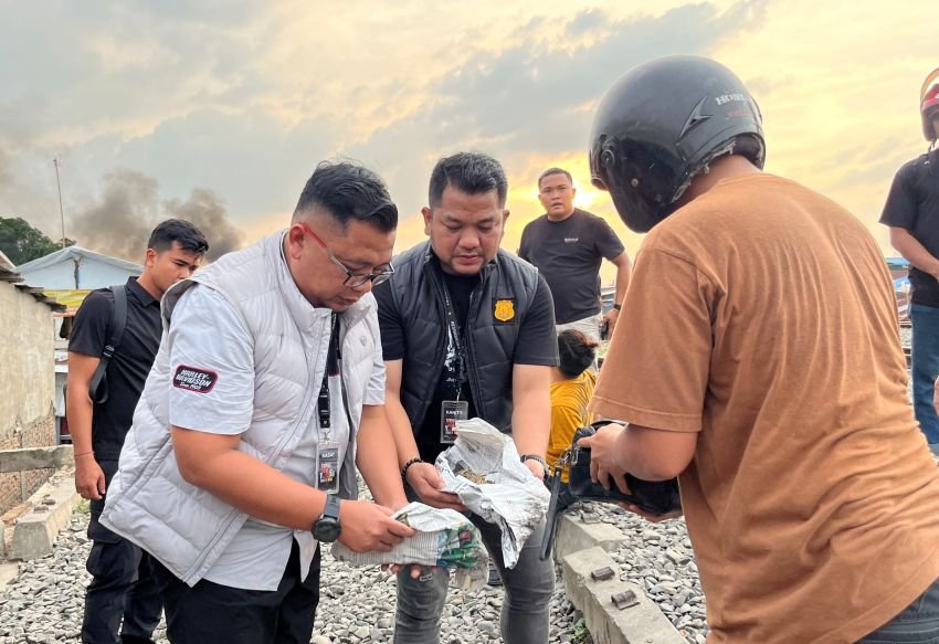 Polrestabes Medan Luluh Lantak Sarang Narkoba Bantaran Rel Kereta Api : 3 Pria Diamankan, Sabu, Ganja dan Sajam Disita