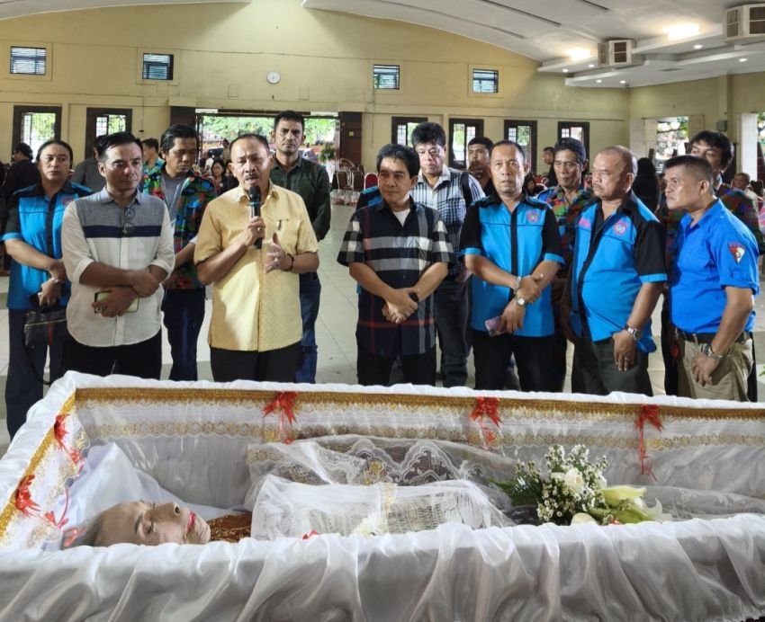 Aplikasikan Diri Arti Persahabatan Sejati, Dr Maruli Siahaan Melayat Ke Rumah Duka Ibunda Ketua DPD F SPTI-K SPSI Sumut