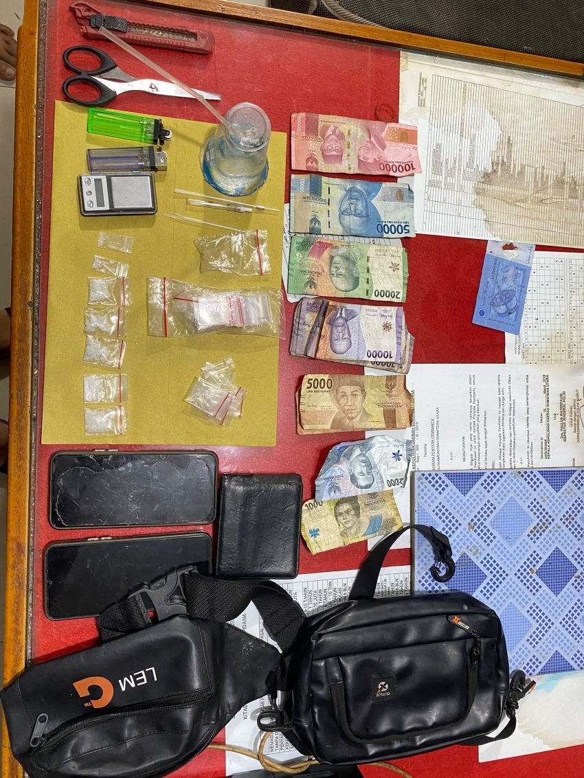 Petugas Menyaru Sebagai Along Along.Bandar SS beserta Barbut Diciduk Reskrim Polsek Airputih *