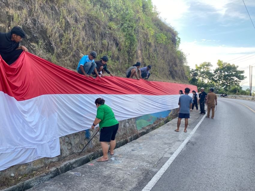 Sambut HUT ke-81 RI, Pemdes Simanindo dan KKN UNIMED Pasang Bendera Merah Putih Sepanjang 108 Meter