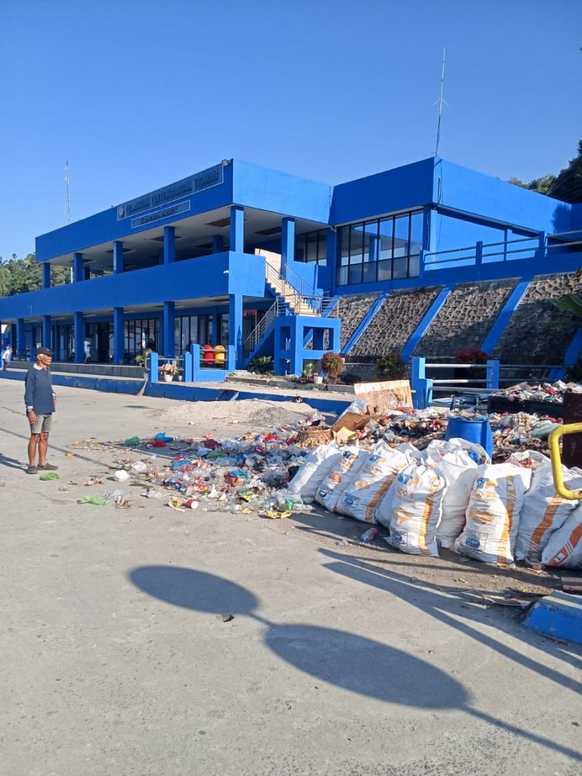 Pemkab Simalungun Dinilai Biarkan Sampah Membusuk Berbulan-Bulan di Pelabuhan Tigaras