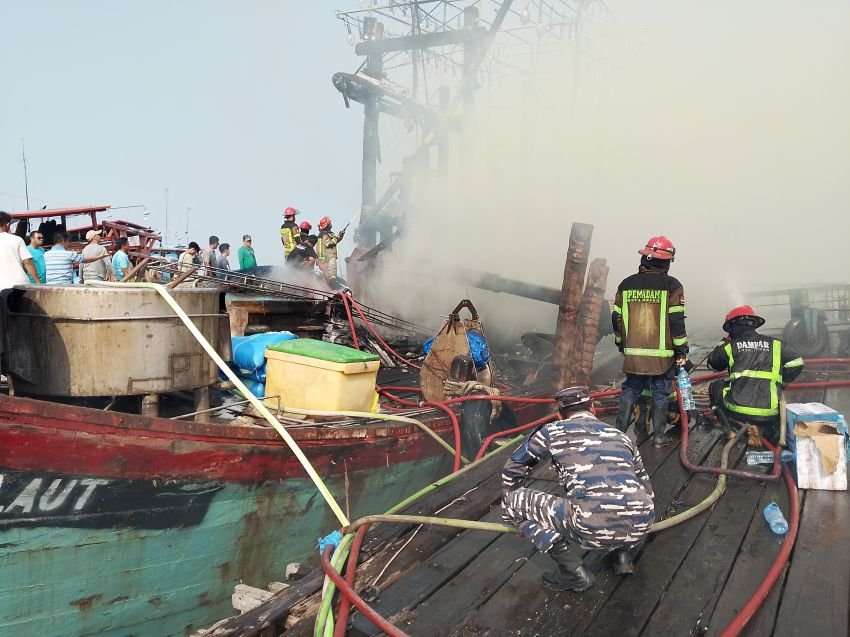 KM Cendrawasih Laut Terbakar Di Gabion Belawan, Posal Medan Labuhan Kodaeral I Gerak Cepat Padamkan Api