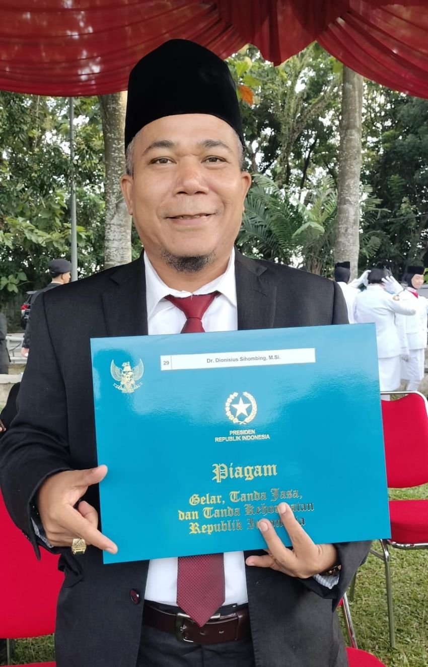 Akademisi Unimed Dionisius Sihombing Terima Satyalancana Karya Satya XX Tahun dari Presiden RI