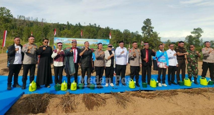 Kapolda Sumut dan Bupati Samosir Tanam Bawang Putih Untuk Wujudkan Swasembada Pangan