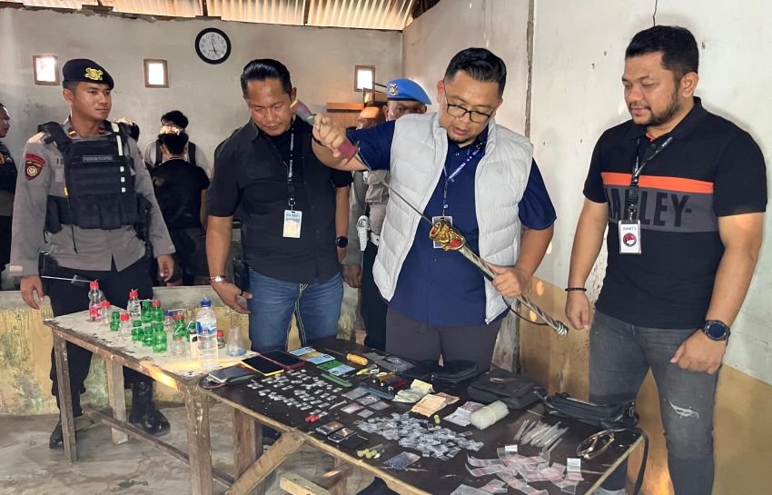 Rumah Jalan PWI Digerebek, IRT Diduga Bandar Bersama 5 Pria Diamankan : 40 Paket Sabu Siap Edar dan Samurai Disita