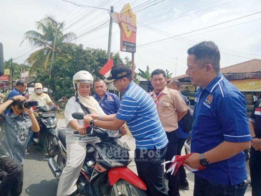 Jelang HUT ke 81 Kemerdekaan RI, Wabup dan PWI Sergai Bagi Bendera ke Pengguna Jalan&nbsp;