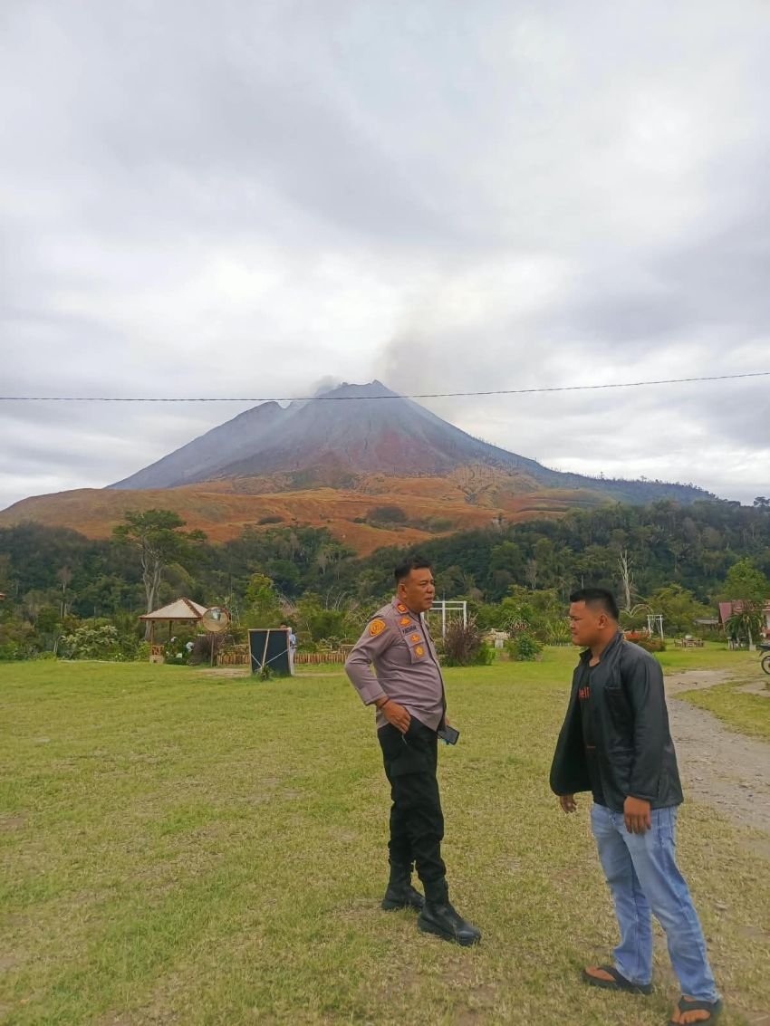 POLSEK SIMPANG EMPAT IMBAU WARGA WASPADAI PENINGKATAN AKTIVITAS GUNUNG SINABUNG