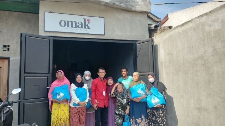 Peringatan HUT RI Ke-81,PWI Batu Bara Bagikan Sembako Kepada Warga Kurang Mampu