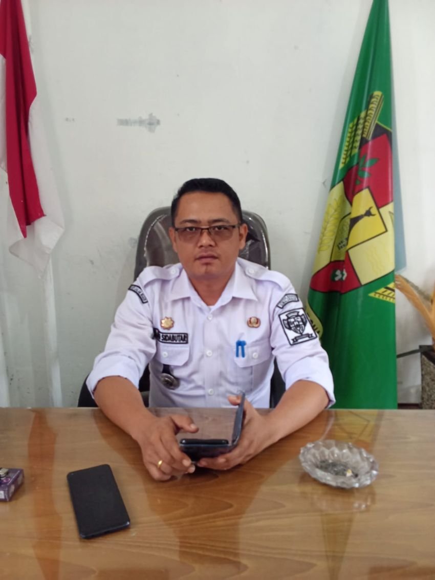Armada Rusak, Camat Dolok Pardamean Rela Pakai Uang Pribadi Angkut Sampah di Pelabuhan Tigaras