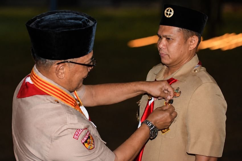 Bupati dan Wabup Sergai Terima Lencana Darma Bakti Gerakan Pramuka