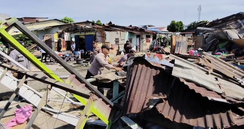 Sedikitnya 120 Rumah Rusak Parah Diterjang Angin Puting Beliung Disertai Hujan Deras di Kecamatan Medan Johor