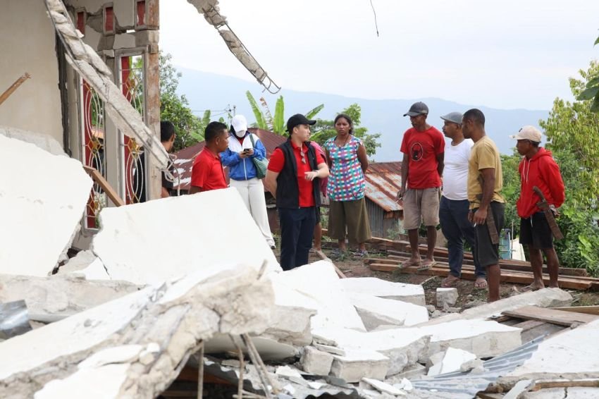 Stevano Turun Langsung Salurkan Bantuan Bagi Warga Terdampak Bencana NTT