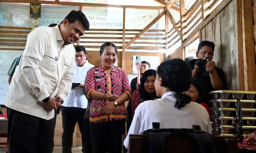 Perjuangkan Pendidikan di Nias Utara, Gubernur Bobby Ubah Kelas Papan jadi Permanen