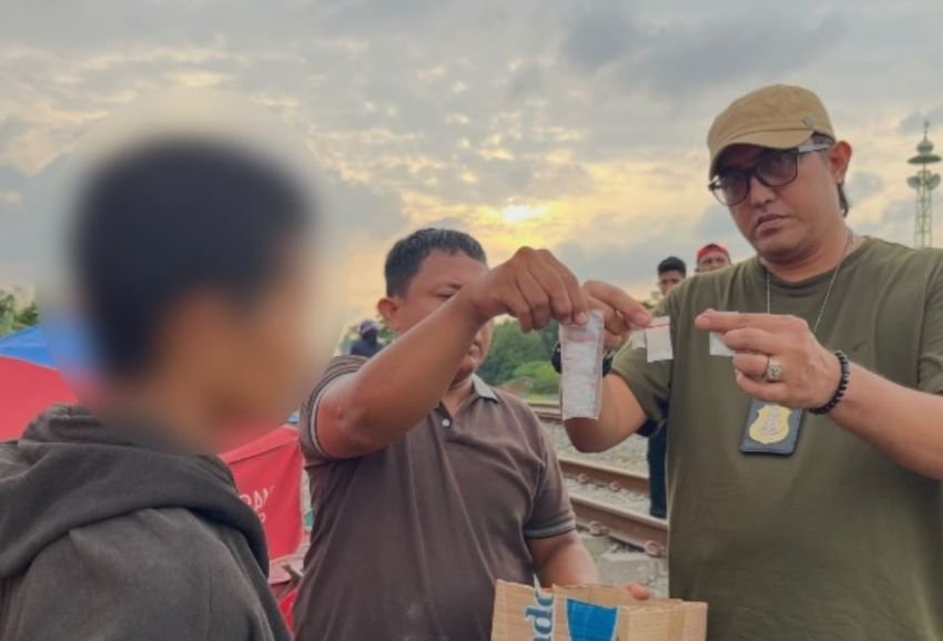 Nekat ! Anggota Geng Motor 'Pisang' Edarkan Narkoba di Bantaran Rel Kereta Api : Polisi Sita Paket Sabu Siap Edar