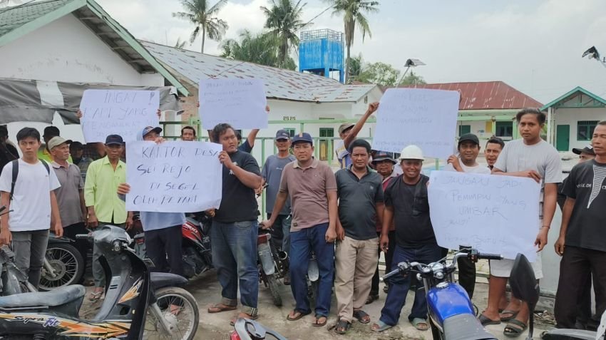 Petani Sei Rejo Segel Kantor Kades, Desak Ganti Pengurus P3A