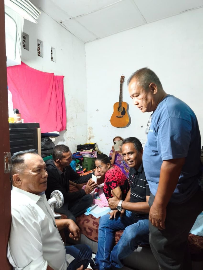 Berikan Perhatian dan Kepedulian, Maruli Siahaan Kunjungi Anggota PPSD Siahaan Sek 64 Sedang Sakit