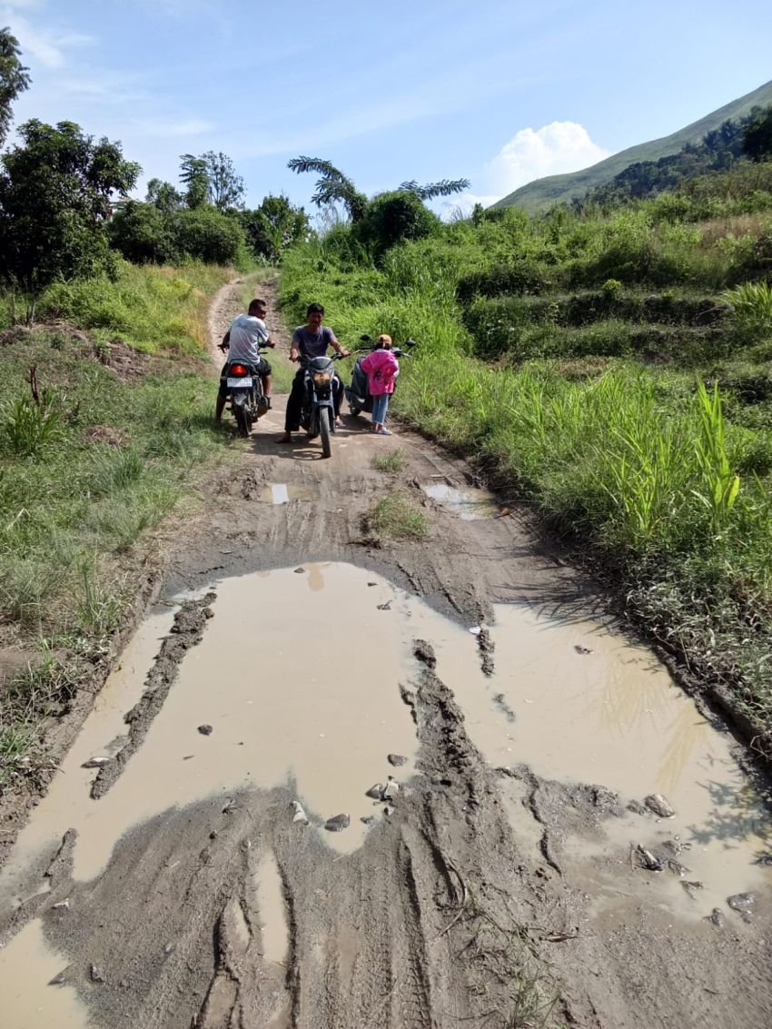 Jalan Kabupaten Haranggaol&ndash;Nagori Sihalpe Rusak, Warga Harapkan Perhatian Bupati Simalungun