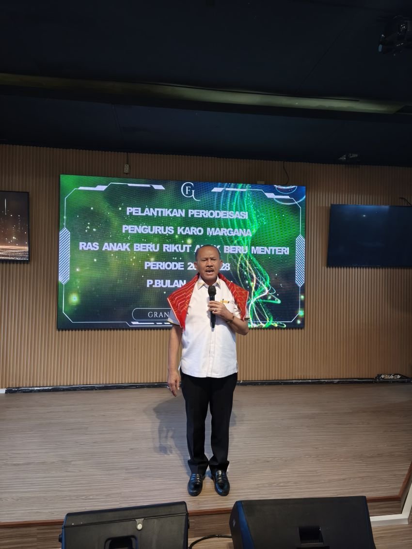 Dr Maruli Siahaan, SH.MH memberi sambutan dalam acara pelantikan Pengurus Karo Margana Ras Anak Beru Anak Beru Menteri Periode Kota Medan