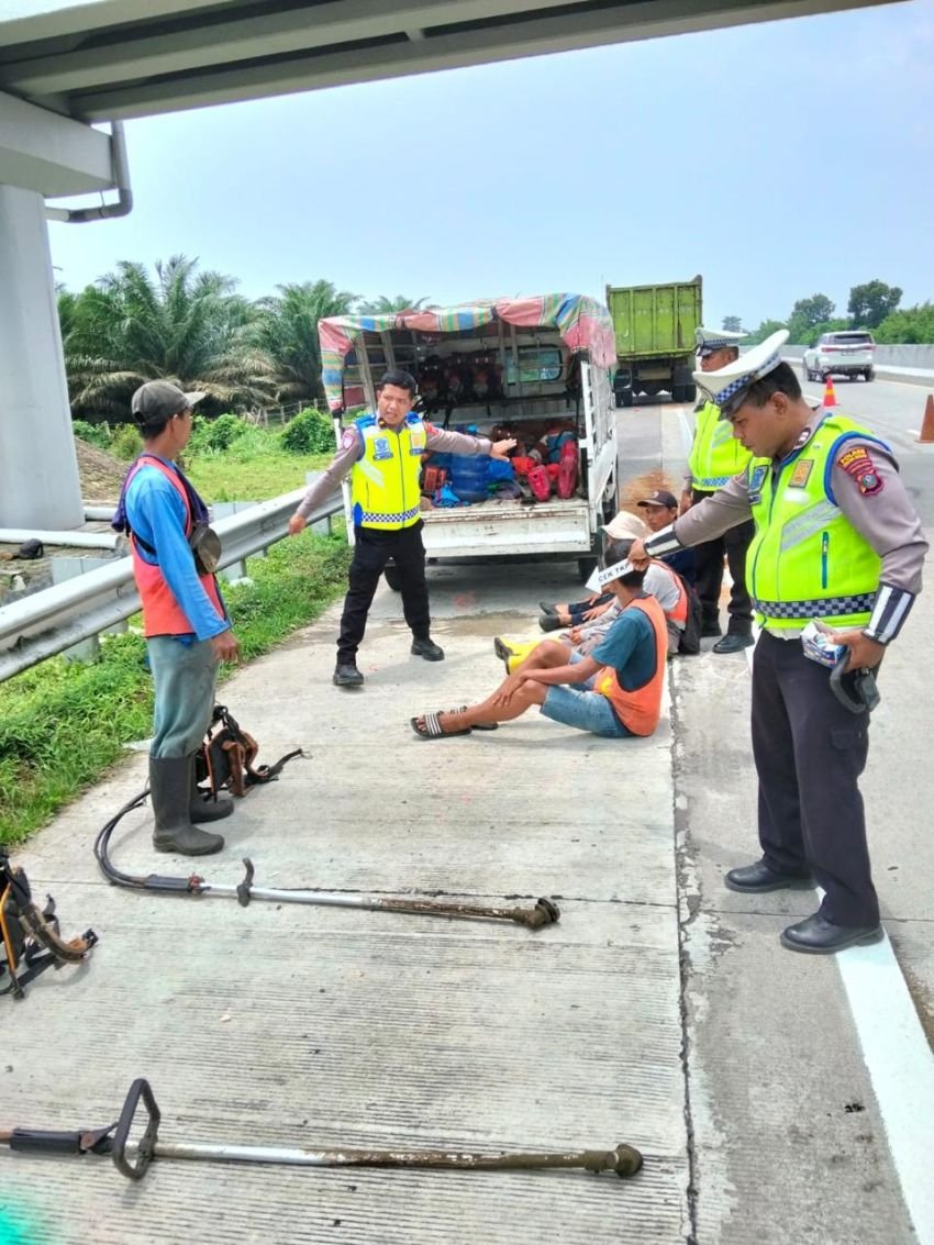 Tragis, 2 Pemotong Rumput Tewas Ditabrak Dump Truk di Jalan Tol KM 52/800 Medan-Tebing Tinggi