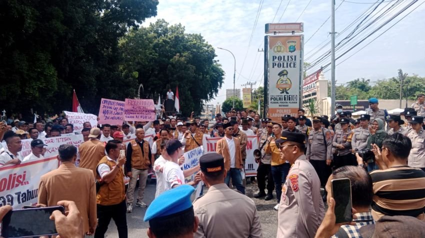 Ratusan Pekerja Sawit PTPN IV Demo Polres Labuhanbatu: Kasat Reskrim Janji Segera Tangkap Pelaku