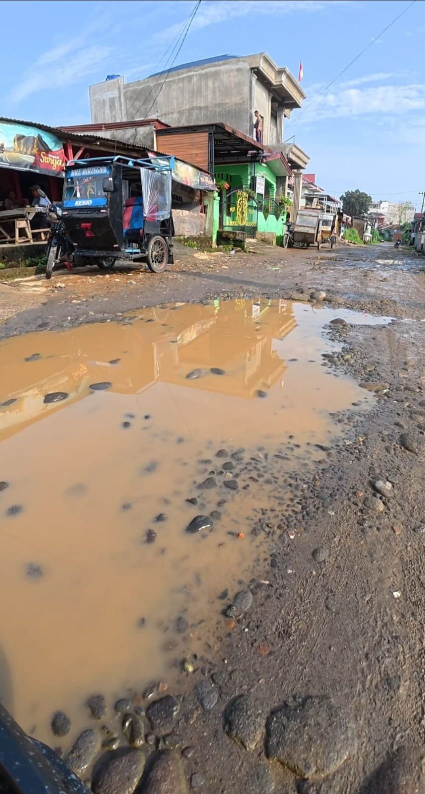 Jalan Rusak Dua Dekade di Namo Bintang, Warga Patungan Timbun Lubang