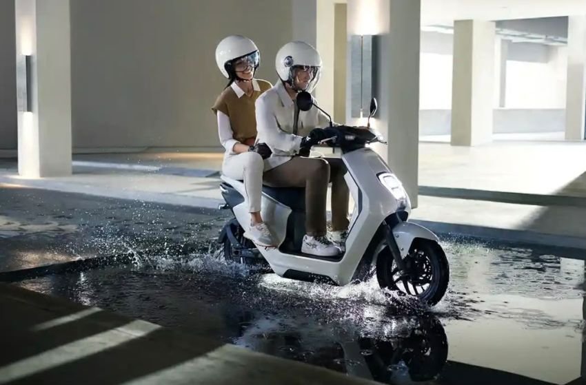 Ini Panduan Cari Aman Berkendara Motor Listrik Tanpa Cemas Ketika Hujan Lebat