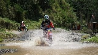 Banjir Berulang di Tapteng, Indako Ingatkan Pengendara Tetap Cari Aman Saat Cuaca Ekstrem
