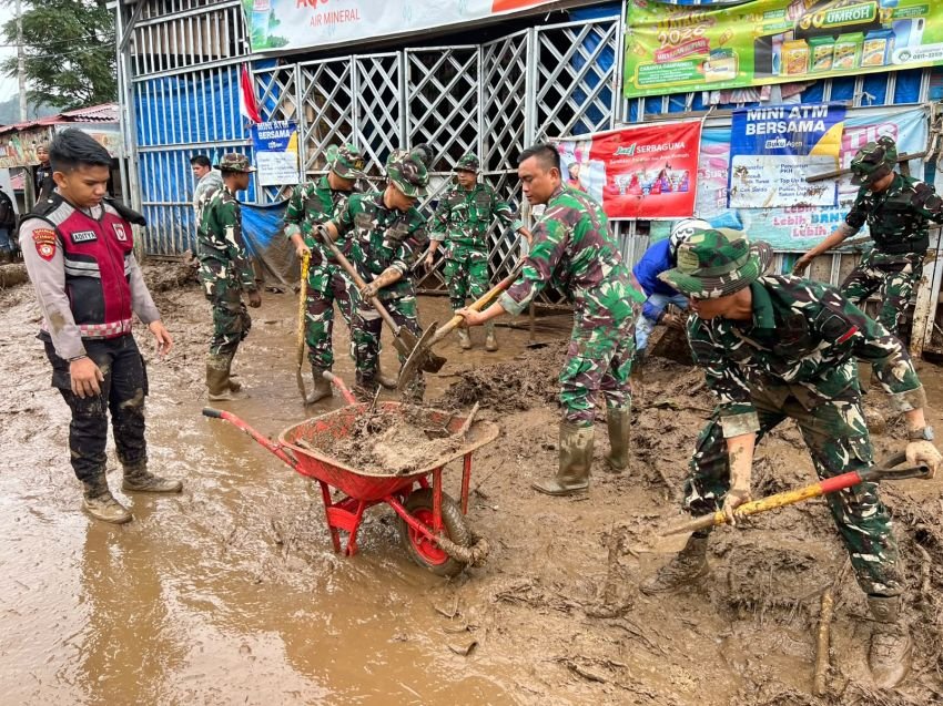 Gerak Cepat Yonif TP 951/Pandeka Marapi Bantu Penanganan Banjir Di Kabupaten Solok