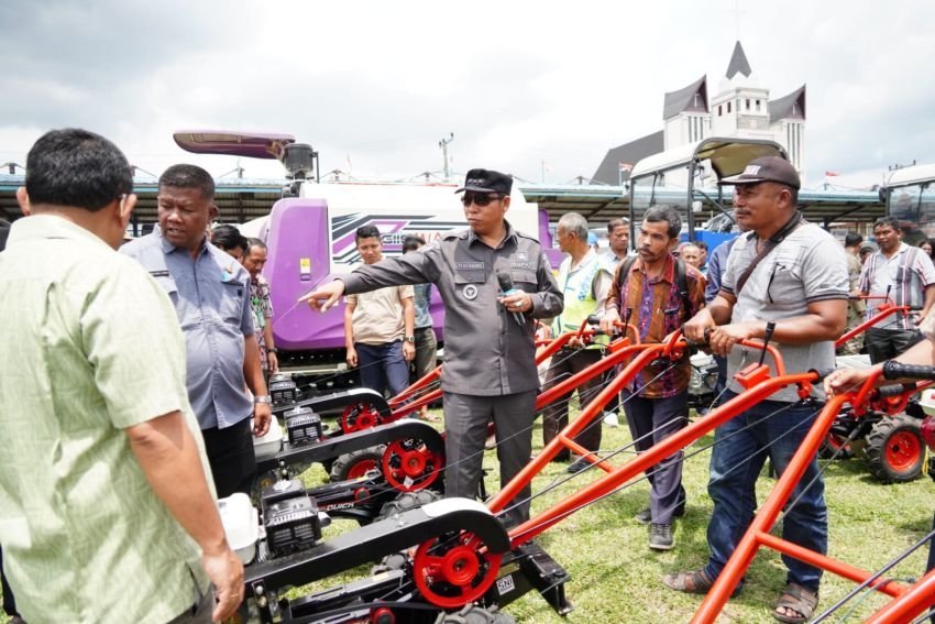 Hari Jadi Taput Ke 81, &lrm; 527 Unit Alsintan Disalurkan