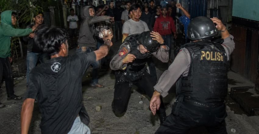 Oalah ! Polisi Medan Timur Dilempari Warga Saat Gerebek Lapak Narkoba Jalan Masjid Taufik