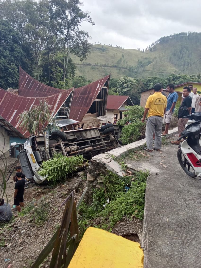 Bus Rombongan Wisata Dari Kisaran Kecelakaan di Boho Samosir