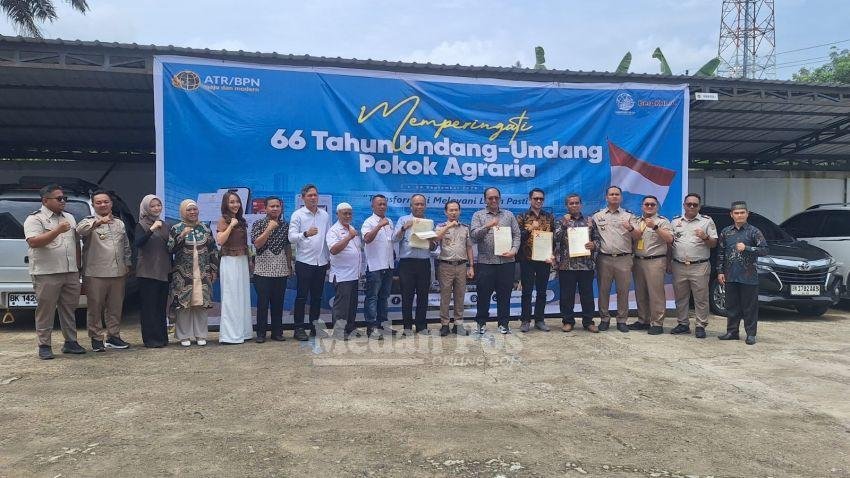 HANTARU ke-66, Kantah Labusel Serahkan 66 SHM "Kado Legalitas Aset untuk Pemkab"