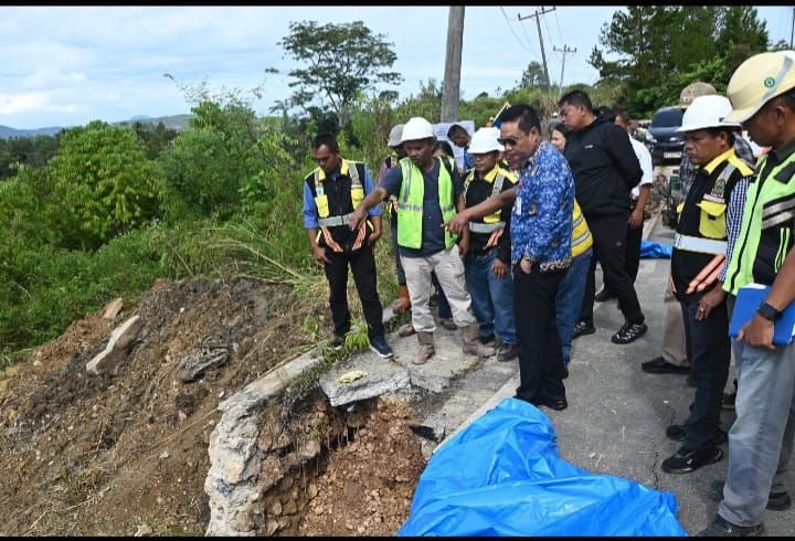 Bupati Humbahas Himbau Pengguna Jalan Dari Doloksanggul-Pakkat Berhati-Hati