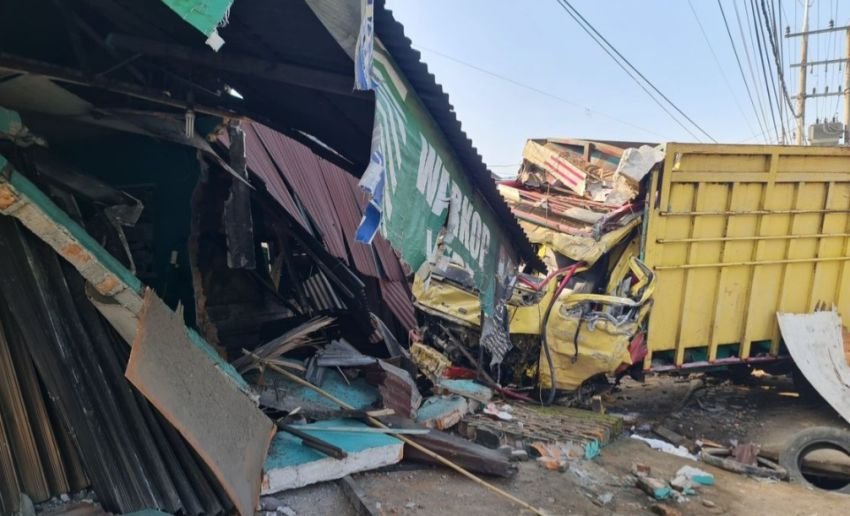 Tabrakan Maut, Pick Up Kontra Truk : Satu Tewas, Lima Rumah Warga Rusak