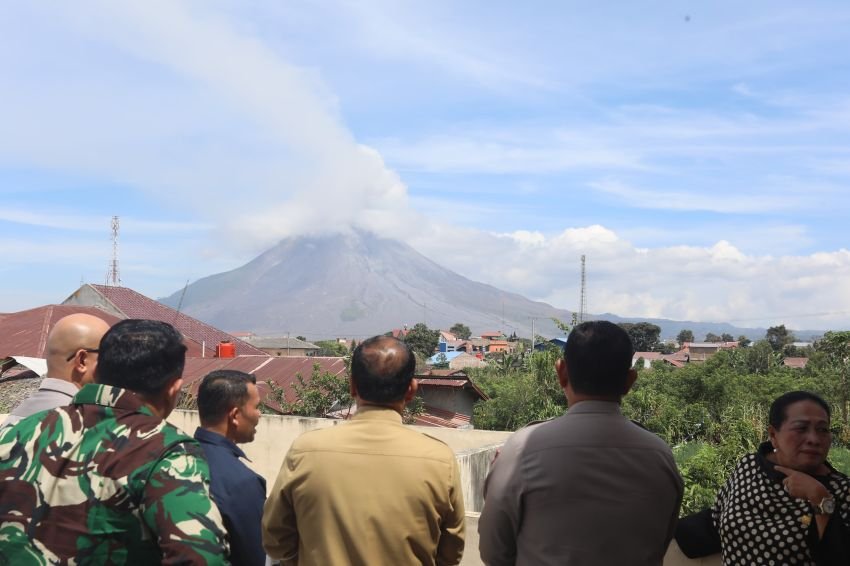 Kapolda Sumut Turun Langsung Pantau Kondisi Sinabung dan Kesiapan Personel Bantu Masyarakat di Karo