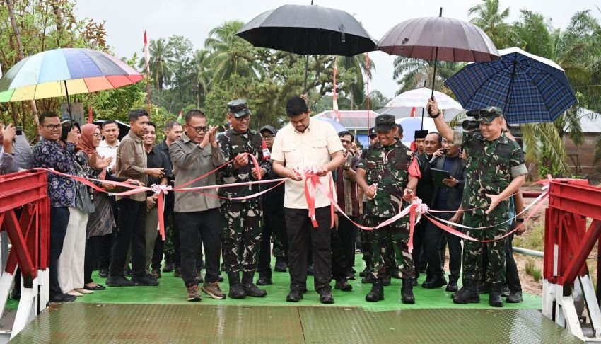 Resmikan Jembatan Bailey di Tapteng, Bobby Nasution Janji Beri Modal Usaha untuk Warga