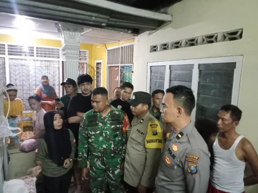 Malam-malah Warga Dibuat Heboh : Bayi Laki-laki Ditemukan Dalam Steling Jualan