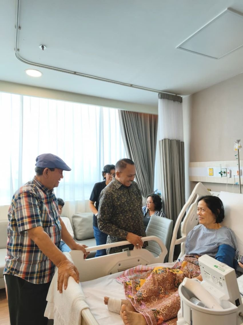 Maruli Siahaan Jenguk Ny RE Nainggolan di RS Siloam Medan, Berikan Penguatan dan Semangat