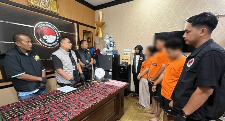 Polrestabes Medan Bongkar Sindikat Jaringan Narkoba Malaysia - Indonesia : Pasangan Kekasih Diborgol, 295 Saset Pod Getar Siap Edar