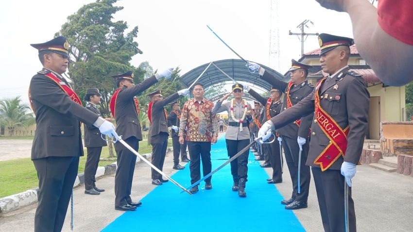 AKBP Jhon Sitepu Serahkan Tongkat Komando kepada AKBP Sah Udur Sitinjak Pimpin Polres Sergai