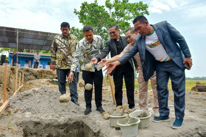 Wabup Sergai Peletakkan Batu Pertama Rumah Dinas HKBP Sialang Buah