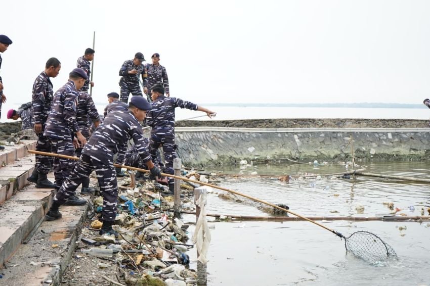 Semarak HUT TNI-AL 2026, Kodaeral I Gotroy Bersihkan Pantai Olo