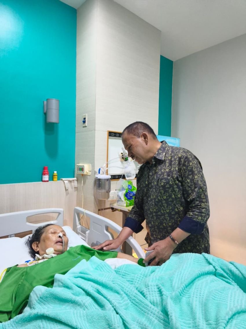 Wujud Solidaritas dan Kekeluargaan, Maruli Siahaan Jenguk Ibunda dr. Raja Faisal M. Sitorus yang Sedang Menjalani Pengobatan