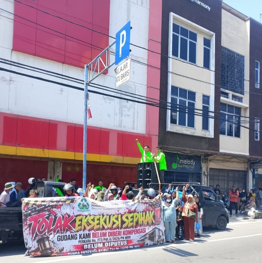 Massa Pemulung Tolak Eksekusi Sepihak PN Medan